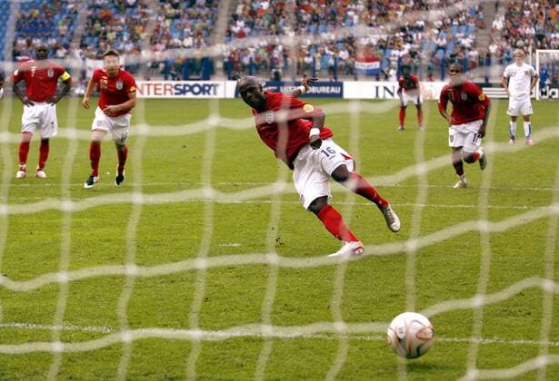 Leroy Lita (England U21) tritt zum Elfmeter an - EDITORIAL USE ONLY. No use with unauthorised audio, video, data, fixture lists, club league logos or live services. Online in-match use limited to 120 images, no video emulation. No use in betting, games or single club league player publications. Fußball EM Herren U 21 EM 2007, Länderspiel, Nationalmannschaft, Nationaltrikot, Gruppe B Totale Arnheim Dynamik, Fußball EM Herren U 21 EM 2007, Länderspiel, Nationalmannschaft, Nationaltrikot, Gruppe B Totale Arnheim Dynamik,