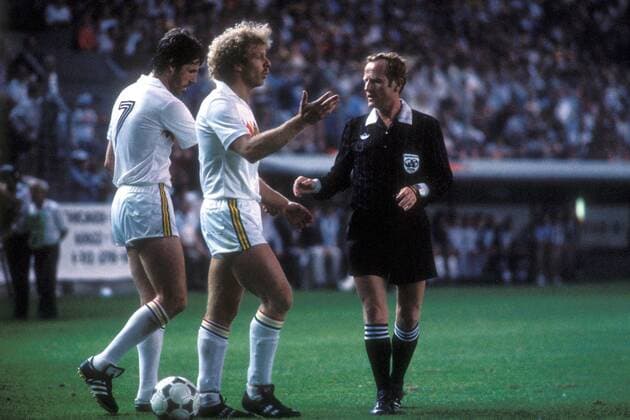 Rene Vandereycken (li.) und Leo Clijsters (beide Belgien) beschweren sich bei FIFA Schiedsrichter Adolf Prokop (DDR) Fußball Länderspiel Herren EM 1984, Nationalmannschaft, Nationaltrikot, Gruppe A Gruppe Strasbourg Fußball Länderspiel Herren EM 1984, Nationalmannschaft, Nationaltrikot, Gruppe A Gruppe Strasbourg