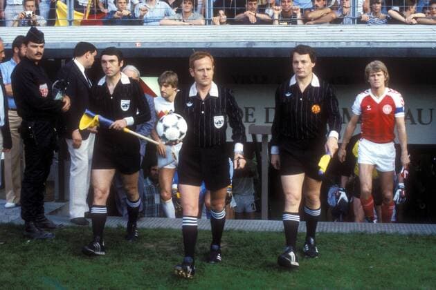 Schiedsrichtergespann um FIFA Schiedsrichter Adolf Prokop (Mitte) und Linienrichter Siegfried Kirschen (beide DDR, vorn, li.) führt die Teams aus den Katakomben, dahinter: Jan Ceulemans (Belgien, hi.4.v.li.) und Morten Olsen (Dänemark, hi.re.) Fußball Länderspiel Herren EM 1984, Nationalmannschaft, Nationaltrikot, Gruppe A, Dänemark - Belgien 3:2 Gruppe Strasbourg Fußball Länderspiel Herren EM 1984, Nationalmannschaft, Nationaltrikot, Gruppe A, Dänemark - Belgien 3:2 Gruppe Strasbourg