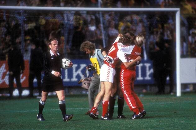 Schlußjubel Dänemark - Klaus Berggreen (2.v.re.) wird von den Ersatzspielern umarmt, daneben FIFA Schiedsrichter Adolf Prokop (DDR) beim Abgang Fußball Länderspiel Herren EM 1984, Nationalmannschaft, Nationaltrikot, Gruppe A Gruppe Strasbourg Freude, Begeisterung, Fußball Länderspiel Herren EM 1984, Nationalmannschaft, Nationaltrikot, Gruppe A Gruppe Strasbourg Freude, Begeisterung,