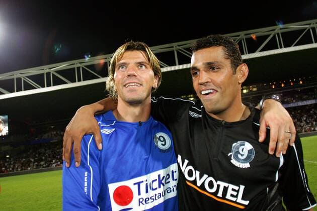 Sonny Anderson (Brasilien, re.) und Torwart Gregory Coupet (Frankreich Lyon) während Sonny Andersons Abschiedsspiel - (pan20704) Fußball Herren Sonny Andersons Abschiedsspiel 2007, Abschied, verabschieden, Verabschiedung, Jubile Gruppe Lyon Harmonie, Kameradschaft, Fußball Herren Sonny Andersons Abschiedsspiel 2007, Abschied, verabschieden, Verabschiedung, Jubile Gruppe Lyon Harmonie, Kameradschaft,