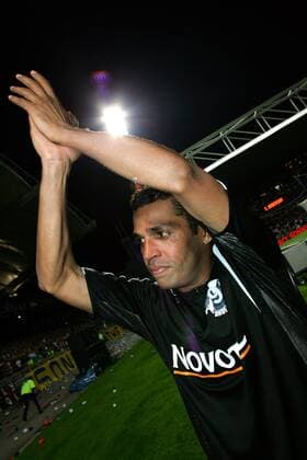 Sonny Anderson (Brasilien) bedankt sich während seines Abschiedsspiels ein letztes Mal bei den Anhängern -  (pan20704) Fußball Herren Sonny Andersons Abschiedsspiel 2007, Abschied, verabschieden, Verabschiedung, Jubile Einzelbild Lyon Fußball Herren Sonny Andersons Abschiedsspiel 2007, Abschied, verabschieden, Verabschiedung, Jubile Einzelbild Lyon  