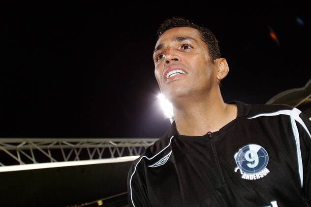 Sonny Anderson (Brasilien) hat während seines Abschiedsspiels Tränen in den Augen -  (pan20704) Fußball Herren Sonny Andersons Abschiedsspiel 2007, Abschied, verabschieden, Verabschiedung, Jubile Einzelbild Lyon Fußball Herren Sonny Andersons Abschiedsspiel 2007, Abschied, verabschieden, Verabschiedung, Jubile Einzelbild Lyon  