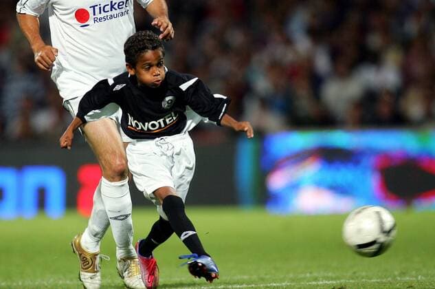 Loic Anderson am Ball während des Abschiedsspiels seines Vaters Sonny Anderson (Brasilien) -  (pan20704) Fußball Herren Sonny Andersons Abschiedsspiel 2007, Abschied, verabschieden, Verabschiedung, Jubile Gruppe Lyon Fußball Herren Sonny Andersons Abschiedsspiel 2007, Abschied, verabschieden, Verabschiedung, Jubile Gruppe Lyon  