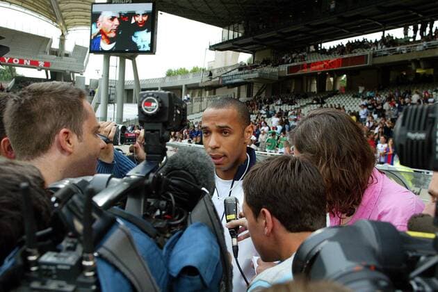 Thierry Henry (Frankreich Arsenal London) im Mittelpunkt des Medieninteresses während des Abschiedsspiels von Sonny Andersons (Brasilien) -  (pan20704) Fußball Herren Sonny Andersons Abschiedsspiel 2007, Abschied, verabschieden, Verabschiedung, Jubile Gruppe Lyon Fußball Herren Sonny Andersons Abschiedsspiel 2007, Abschied, verabschieden, Verabschiedung, Jubile Gruppe Lyon  