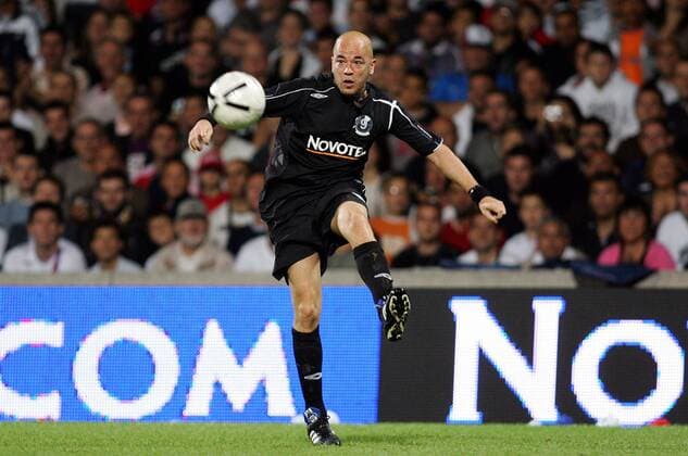 Sänger Pascal Obispo (Frankreich) am Ball während des Abschiedsspiels von Sonny Anderson (Brasilien) -  (pan20704) Fußball Herren Sonny Andersons Abschiedsspiel 2007, Abschied, verabschieden, Verabschiedung, Jubile Einzelbild Lyon Fußball Herren Sonny Andersons Abschiedsspiel 2007, Abschied, verabschieden, Verabschiedung, Jubile Einzelbild Lyon  