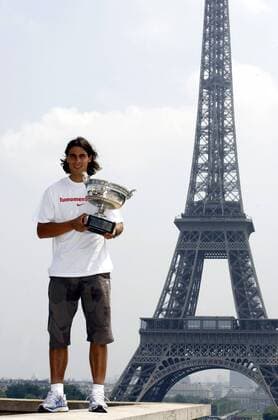 Rafael Nadal (Spanien), Sieger der French Open 2007, präsentiert die Trophäe vor dem Eiffelturm -  (pan20697) Tennis Herren French Open 2007, Grand Slam, ATP Tour, Shooting Einzelbild Roland Garros Paris Freude, Tennis Herren French Open 2007, Grand Slam, ATP Tour, Shooting Einzelbild Roland Garros Paris Freude,  