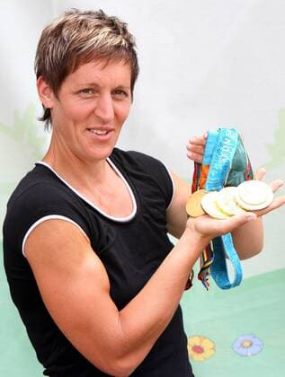 Kathrin Boron (Deutschland), vierfache Olympiasiegerin, präsentiert ihre Medaillensammlung Rudern Damen ZDF Fernsehgarten 2007, Sendung, Fernsehsendung Einzelbild Mainz Rudern Damen ZDF Fernsehgarten 2007, Sendung, Fernsehsendung Einzelbild Mainz