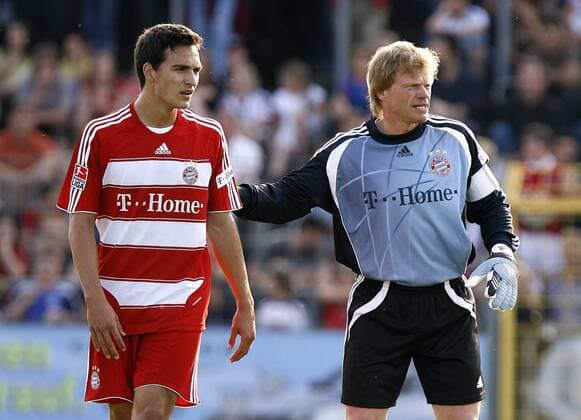 Mats Hummels (li.) und Torwart Oliver Kahn (beide Bayern) Fußball 1. BL Herren Testspiel 2007 2008, Test, FC Bayern München Gruppe Ulm Fußball 1. BL Herren Testspiel 2007 2008, Test, FC Bayern München Gruppe Ulm