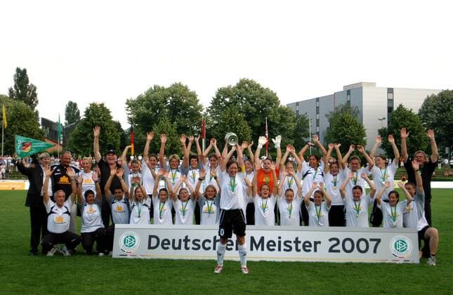 1. FFC Frankfurt ist Deutscher Meister 2006 2007, Renate Lingor (Mitte) mit der Trophäe Fußball 1. BL Damen Saison 2006 2007, Frauen, Frauenfußball, 1. FFC Frankfurt Totale Frankfurt M. Freude, Fußball 1. BL Damen Saison 2006 2007, Frauen, Frauenfußball, 1. FFC Frankfurt Totale Frankfurt M. Freude,