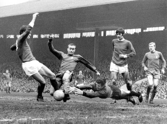 Torwart Peter Bonetti und Ron Harris (beide Chelsea, 2.v.li.) klären in höchster Not vor James Ryan, daneben George Best (beide Manchester United, 2.v.re.) -  Fußball Herren English Football League First Division 1967 1968, One, 1. Englische Liga Gruppe Manchester Dynamik, Abwehr, Kampf, Fußball Herren English Football League First Division 1967 1968, One, 1. Englische Liga Gruppe Manchester Dynamik, Abwehr, Kampf,