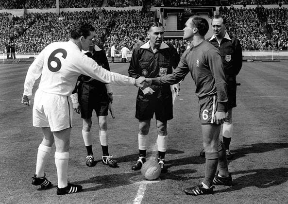 Dave MacKay (Tottenham Hotspur, li.) und Ron Harris (Chelsea) bei der Begrüßung, dahinter das Schiedsrichtergespann um FIFA Schiedsrichter Kenneth Dagnall (England, Mitte) -  Fußball Herren FA Cup 1966 1967, Englischer Pokal, Pokalspiel, Finale, Endspiel, Pokalendspiel Gruppe Wembley, Wembleystadion London Harmonie, Fußball Herren FA Cup 1966 1967, Englischer Pokal, Pokalspiel, Finale, Endspiel, Pokalendspiel Gruppe Wembley, Wembleystadion London Harmonie,