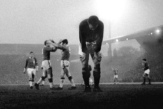 Ron Harris (Chelsea, vorn) enttäuscht -  Fußball Herren Football League First Division 1963 1964 One, 1. Englische Liga Liverpool FC - Chelsea FC London 2:1 Gruppe Liverpool Enttäuschung, Fußball Herren Football League First Division 1963 1964 One, 1. Englische Liga Liverpool FC - Chelsea FC London 2:1 Gruppe Liverpool Enttäuschung,