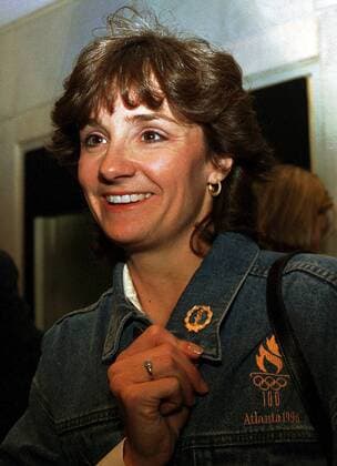Eisschnellläuferin Bonnie Blair (USA) präsentiert den offizielle Olympiaanstecker zur Olympiade 1996 in Atlanta -  (NYP19960111) Eisschnellauf OS Sommer Damen Vorschau, Olympische Spiele 1996, Sommerspiele Porträt New York, NY, N Y Eisschnellauf OS Sommer Damen Vorschau, Olympische Spiele 1996, Sommerspiele Porträt New York, NY, N Y