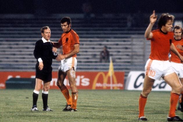 FIFA Schiedsrichter Adolf Prokop (DDR) im Gespräch mit Dick Nanninga (Niederlande, 2.v.li.) Fußball Länderspiel Herren EM 1980, Nationalmannschaft, Nationaltrikot, Gruppe A Gruppe Neapel Fußball Länderspiel Herren EM 1980, Nationalmannschaft, Nationaltrikot, Gruppe A Gruppe Neapel