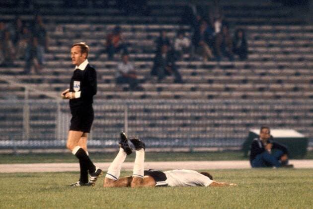 FIFA Schiedsrichter Adolf Prokop (DDR) neben dem am Boden liegenden Maik Galakos (Griechenland) Fußball Länderspiel Herren EM 1980, Nationalmannschaft, Nationaltrikot, Gruppe A Gruppe Neapel Fußball Länderspiel Herren EM 1980, Nationalmannschaft, Nationaltrikot, Gruppe A Gruppe Neapel