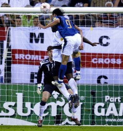 Giampaolo Pazzini (Italien U21, re.) gegen Justin Hoyte (Mitte) und Torwart Scott Carson (beide England U21) Fußball EM Herren U 21 Europameisterschaft 2007, Länderspiel, Gruppe B, Nationalmannschaft, Nationaltrikot Gruppe Arnheim Dynamik, Fußball EM Herren U 21 Europameisterschaft 2007, Länderspiel, Gruppe B, Nationalmannschaft, Nationaltrikot Gruppe Arnheim Dynamik,