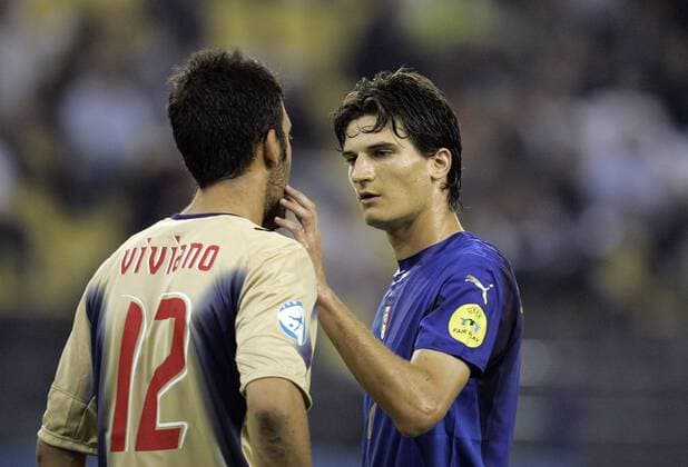 Marco Andreolli (re.) und Torwart Emiliano Viviano (beide Italien U 21) Fußball Länderspiel Herren U21 EM 2007, Nationalteam, Nationaltrikot, Gruppe B, Gruppe Arnheim Harmonie, Fußball Länderspiel Herren U21 EM 2007, Nationalteam, Nationaltrikot, Gruppe B, Gruppe Arnheim Harmonie,