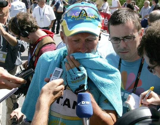 Alexandre Vinokourov (Kasachstan Astana) gibt noch erschöpft ein Interview Radsport Herren Dauphine Libere 2007, ProTour, Straßenradsport, Straße, Rad, Einzelbild 5. Etappe: Nyons - Digne les Bains Erschöpfung, Enttäuschung, Radsport Herren Dauphine Libere 2007, ProTour, Straßenradsport, Straße, Rad, Einzelbild 5. Etappe: Nyons - Digne les Bains Erschöpfung, Enttäuschung,