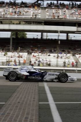 Nick Heidfeld (Deutschland BMW Sauber) überquert mit seinem Boliden den Brickyard Motorsport Grand Prix Herren Großer Preis der USA 2007, Formel 1 Weltmeisterschaft, F1, F, GP, WM Einzelbild Indianapolis Motorsport Grand Prix Herren Großer Preis der USA 2007, Formel 1 Weltmeisterschaft, F1, F, GP, WM Einzelbild Indianapolis