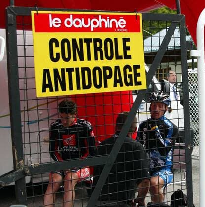 Schon hinter Gittern? - Zwei Akteure der Dauphine Libere 2007 müssen sich einer Dopingkontrolle unterziehen Radsport Herren Dauphine Libere 2007, ProTour, Straßenradsport, Straße, Rad Gruppe 6. Etappe: Gap - Valloire Radsport Herren Dauphine Libere 2007, ProTour, Straßenradsport, Straße, Rad Gruppe 6. Etappe: Gap - Valloire