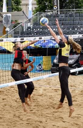 Stephanie Pohl (Deutschland, re.) gegen Anastasiya Vasina und Alexandra Shiryaeva (beide Rußland) Beachvolleyball Damen German Masters 2007, Nestea European Championship, Beach Gruppe Hamburg Dynamik, Beachvolleyball Damen German Masters 2007, Nestea European Championship, Beach Gruppe Hamburg Dynamik,