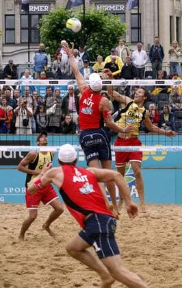 David Klemperer (re.) und Eric Koreng (beide Deutschland, li.) gegen Nik Berger (Mitte) und Robert Nowotny (beide Österreich) Beachvolleyball Herren German Masters 2007, Nestea European Championship, Beach Gruppe Hamburg Dynamik, Beachvolleyball Herren German Masters 2007, Nestea European Championship, Beach Gruppe Hamburg Dynamik,