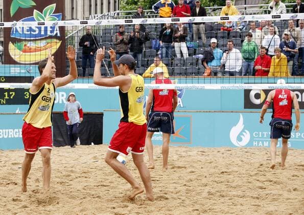 David Klemperer (li.) und Eric Koreng (beide Deutschland, 2.v.li.) jubeln Beachvolleyball Herren German Masters 2007, Nestea European Championship, Beach Gruppe Hamburg Freude, Beachvolleyball Herren German Masters 2007, Nestea European Championship, Beach Gruppe Hamburg Freude,
