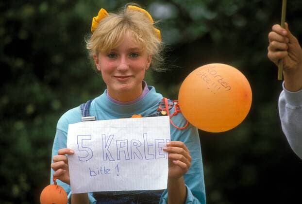Fußball, EM Finale 1988 in München, Niederlande - Sowjetunion 2:0 Weiblicher niederländischer Fans ist auf der Suche nach 5 Karten für die EM 1988 Fußball Länderspiel Herren EM 1988, Nationalmannschaft Niederlande Finale Endspiel, Kartennachfrage Schwarzmarkt Vdia Fanleben Einzelbild Suche suchen Ticketsuche Nachfrage Ticketnachfrage Ticketverkauf Straßenhandel Handel Schwarzhandel Fußball Länderspiel Herren EM 1988, Nationalmannschaft Niederlande Finale Endspiel, Kartennachfrage Schwarzmarkt Vdia Fanleben Einzelbild Suche suchen Ticketsuche Nachfrage Ticketnachfrage Ticketverkauf Straßenhandel Handel Schwarzhandel