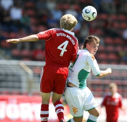 Björn Kopplin (Bayern U19, li.) gegen Alexander Neumann (Bremen) Fußball 1. BL Herren A Junioren Bundesliga 2006 2007, Jugend Junioren U19 U 19 Gruppe München Dynamik, Fußball 1. BL Herren A Junioren Bundesliga 2006 2007, Jugend Junioren U19 U 19 Gruppe München Dynamik,
