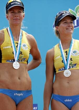 Okka Rau (re.) und Stephanie Pohl (beide Deutschland) während der Siegerehrung zum German Masters 2007 in Hamburg Beachvolleyball Damen German Masters 2007, Nestea European Championship Tour, Beach Gruppe Hamburg Beachvolleyball Damen German Masters 2007, Nestea European Championship Tour, Beach Gruppe Hamburg