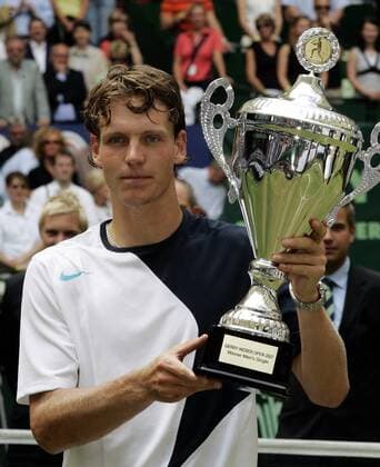 Tomas Berdych (Tschechien), Gewinner der Gerry Weber Open 2007, präsentiert die Trophäe Tennis Herren Gerry Weber Open 2007, ATP Tour Endspiel Finale Einzelbild Halle Westfalen Tennis Herren Gerry Weber Open 2007, ATP Tour Endspiel Finale Einzelbild Halle Westfalen