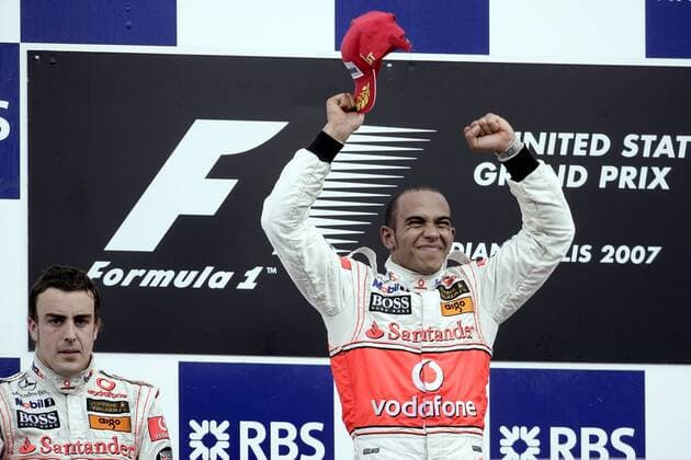 Siegerehrung GP der USA 2007 - Sieger Lewis Hamilton (England, re.) jubelt, daneben Fernando Alonso (Spanien beide McLaren Mercedes) mit leicht enttäuschter Miene Motorsport Grand Prix Herren Großer Preis der USA 2007, Formel 1 Weltmeisterschaft, F1, F, GP, WM Gruppe Indianapolis Enttäuschung, Motorsport Grand Prix Herren Großer Preis der USA 2007, Formel 1 Weltmeisterschaft, F1, F, GP, WM Gruppe Indianapolis Enttäuschung,