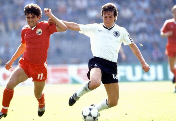 Lothar Matthäus (BR Deutschland, re.) gegen Gheorghe Hagi (Rumänien) Fußball Länderspiel Herren EM 1984,Nationalmannschaft, Nationaltrikot, Gruppe B, BRD - Rumänien 2:1 Gruppe Lens Dynamik, Fußball Länderspiel Herren EM 1984,Nationalmannschaft, Nationaltrikot, Gruppe B, BRD - Rumänien 2:1 Gruppe Lens Dynamik,