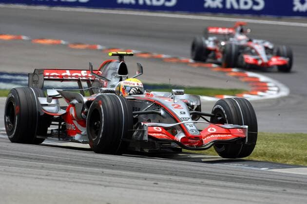 Lewis Hamilton (England) verfolgt von Fernando Alonso (Spanien beide McLaren Mercedes) Motorsport Grand Prix Herren Großer Preis der USA 2007, Formel 1 Weltmeisterschaft, F1, F, GP, WM Gruppe Indianapolis Motorsport Grand Prix Herren Großer Preis der USA 2007, Formel 1 Weltmeisterschaft, F1, F, GP, WM Gruppe Indianapolis