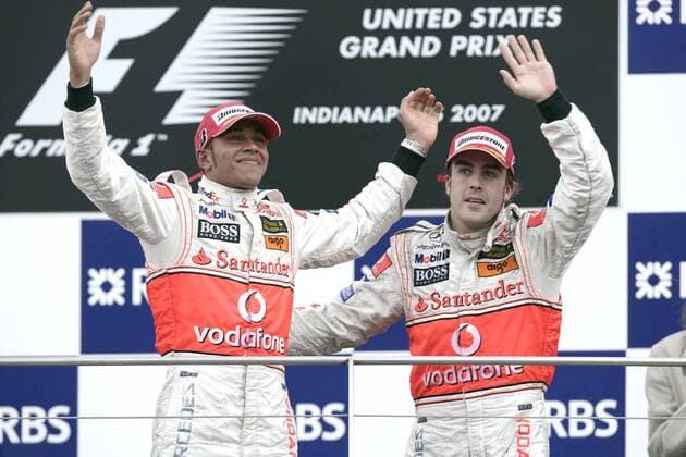Sieger Lewis Hamilton (England, li.) und Teamkollege Fernando Alonso (Spanien beide McLaren Mercedes) bejubeln ihren Doppelsieg beim GP der USA 2007 Motorsport Grand Prix Herren Großer Preis der USA 2007, Formel 1 Weltmeisterschaft, F1, F, GP, WM Gruppe Indianapolis Freude, Motorsport Grand Prix Herren Großer Preis der USA 2007, Formel 1 Weltmeisterschaft, F1, F, GP, WM Gruppe Indianapolis Freude,