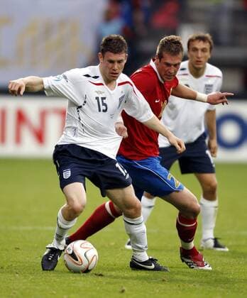 James Milner (England U21, li.) gegen Slobodan Rajkovic (Serbien U21) - EDITORIAL USE ONLY. No use with unauthorised audio, video, data, fixture lists, club league logos or live services. Online in-match use limited to 120 images, no video emulation. No use in betting, games or single club league player publications. Fußball EM Herren U 21 EM 2007, Länderspiel, Nationalteam, Nationaltrikot, Gruppe A, England - Serbien 2:0 Gruppe Nijmegen Dynamik, Kampf, Fußball EM Herren U 21 EM 2007, Länderspiel, Nationalteam, Nationaltrikot, Gruppe A, England - Serbien 2:0 Gruppe Nijmegen Dynamik, Kampf,