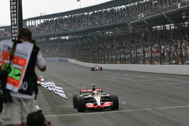 Lewis Hamilton (England) siegt die Zielflagge als Sieger beim GP der USA 2007 vor Teamkollege Fernando Alonso (Spanien beide McLaren Mercedes) -  Motorsport Grand Prix Herren Großer Preis der USA 2007, Formel 1 Weltmeisterschaft, F1, F, GP, WM Totale Fan, Motorsportfan, Motorsportfans, Publikum Indianapolis Freude, Motorsport Grand Prix Herren Großer Preis der USA 2007, Formel 1 Weltmeisterschaft, F1, F, GP, WM Totale Fan, Motorsportfan, Motorsportfans, Publikum Indianapolis Freude,