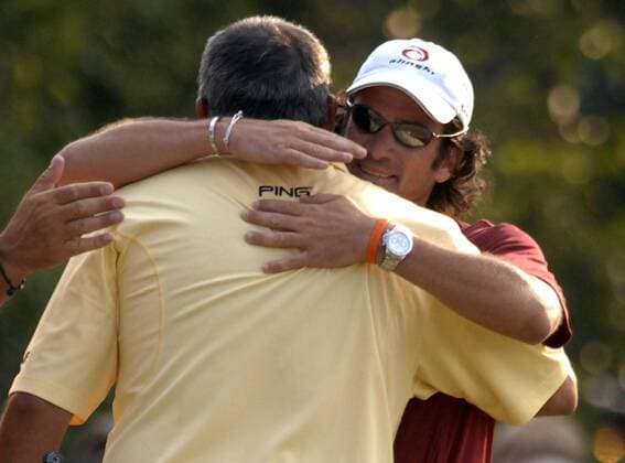 Angel Cabrera (Argentinien, li.) und sein Caddy Eddie Gardino bejubeln den Gewinn der US Open 2007 -  (OAK20070617311) Golf Herren US Open 2007, PGA Tour Gruppe Oakmont Freude, Golf Herren US Open 2007, PGA Tour Gruppe Oakmont Freude,