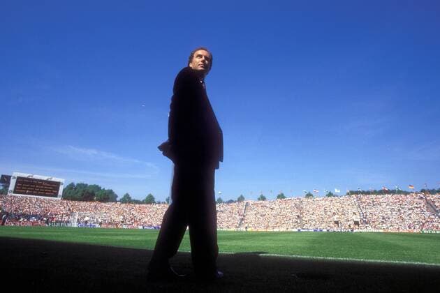 Teamchef Franz Beckenbauer (BR Deutschland) bei Kaiserwetter im ausverkauften Parkstadion von Gelsenkirchen Fußball Länderspiel Herren EM 1988, Nationalmannschaft BRD, Gruppe 1, Anzeigetafel, Anzeige, Tafel, Stadionanzeige, Vdia Totale Parkstadion Gelsenkirchen o0 Froschperspektive, unten Überlegenheit Fußball Länderspiel Herren EM 1988, Nationalmannschaft BRD, Gruppe 1, Anzeigetafel, Anzeige, Tafel, Stadionanzeige, Vdia Totale Parkstadion Gelsenkirchen o0 Froschperspektive, unten Überlegenheit