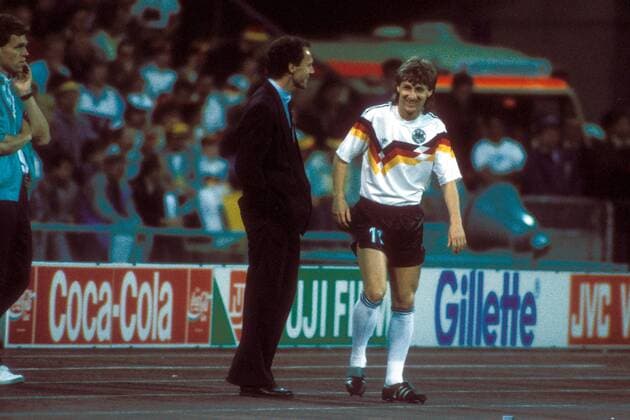 Teamchef Franz Beckenbauer und Frank Mill (beide BR Deutschland) haben vor dessen Auswechslung Spaß Fußball Länderspiel Herren EM 1988, Nationalmannschaft, Nationaltrikot, Gruppe A, BRD Gruppe München Fußball Länderspiel Herren EM 1988, Nationalmannschaft, Nationaltrikot, Gruppe A, BRD Gruppe München