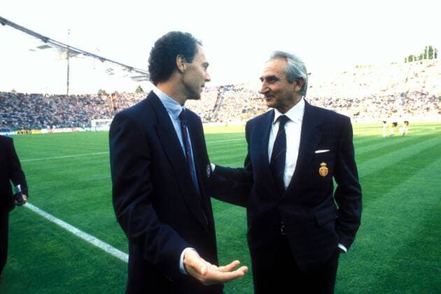Teamchef Franz Beckenbauer (BR Deutschland, li.) und Nationaltrainer Miguel Munoz (Spanien) im Gespräch Fußball Länderspiel Herren EM 1988, Nationalmannschaft, Gruppe A, BRD - Spanien 2:0 Gruppe München Harmonie, Fußball Länderspiel Herren EM 1988, Nationalmannschaft, Gruppe A, BRD - Spanien 2:0 Gruppe München Harmonie,