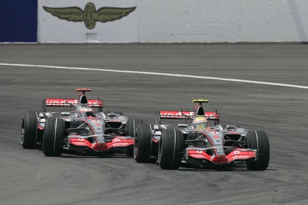 Lewis Hamilton (England, re.) im Duell mit Teamkollege Fernando Alonso (Spanien beide McLaren Mercedes) Motorsport Grand Prix Herren Großer Preis der USA 2007, Formel 1 Weltmeisterschaft, F1, F, GP, WM Gruppe Indianapolis Motor Speedway Indianapolis Kampf, Motorsport Grand Prix Herren Großer Preis der USA 2007, Formel 1 Weltmeisterschaft, F1, F, GP, WM Gruppe Indianapolis Motor Speedway Indianapolis Kampf,