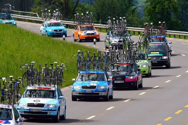Materialwagen bei der Tour de Suisse 2007 im Konvoi Radsport Herren Tour de Suisse 2007, ProTour, Straßenradsport, Straße, Rad Totale 3. Etappe: Brunnen - Nauders Radsport Herren Tour de Suisse 2007, ProTour, Straßenradsport, Straße, Rad Totale 3. Etappe: Brunnen - Nauders 