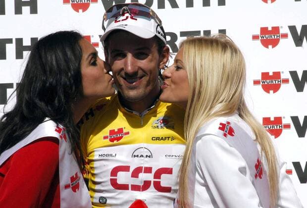 Fabian Cancellara (Schweiz CSC) ist Gesamtführender nach der 3. Etappe der Tour de Suisse 2007 und holt sich sein verdientes Küsschen der Hostessen -  Radsport Herren Tour de Suisse 2007, ProTour, Straßenradsport, Straße, Rad Gruppe 3. Etappe: Brunnen - Nauders Freude, Radsport Herren Tour de Suisse 2007, ProTour, Straßenradsport, Straße, Rad Gruppe 3. Etappe: Brunnen - Nauders Freude,