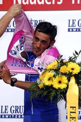 Alessandro Proni (Italien Quickstep Innergetic) darf sich nach seinem Etappensieg bei der 3. Etappe der Tour de Suisse 2007 das Bergtrikot überstreifen -  Radsport Herren Tour de Suisse 2007, ProTour, Straßenradsport, Straße, Rad Einzelbild 3. Etappe: Brunnen - Nauders Freude, Radsport Herren Tour de Suisse 2007, ProTour, Straßenradsport, Straße, Rad Einzelbild 3. Etappe: Brunnen - Nauders Freude,