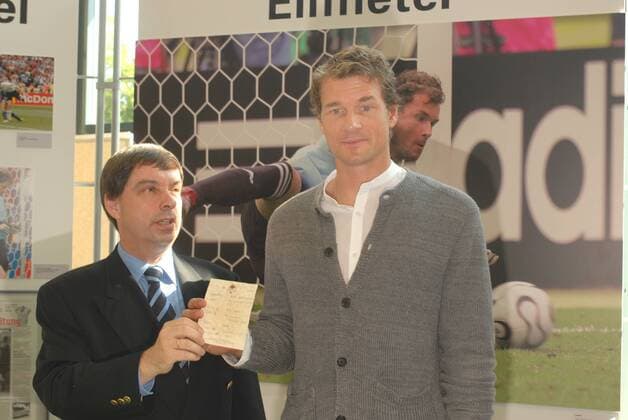 Torwart Jens Lehmann (re.) und Präsident Hans Walter Hütter (Haus der Geschichte beide Deutschland) mit dem Notizzettel auf dem die Informationen über die argentinischen Elfmeterschützen beim Viertelfinale der WM 2006 in Dortmund stehen Fußball WM Herren Nationalteam 2007, Rückblick FIFA WM 2006 Gruppe Bonn Fußball WM Herren Nationalteam 2007, Rückblick FIFA WM 2006 Gruppe Bonn
