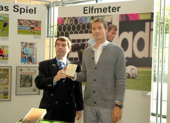 Torwart Jens Lehmann (re.) und Präsident Hans Walter Hütter (Haus der Geschichte beide Deutschland) mit dem Notizzettel auf dem die Informationen über die argentinischen Elfmeterschützen beim Viertelfinale der WM 2006 in Dortmund stehen Fußball WM Herren Nationalteam 2007, Rückblick FIFA WM 2006 Gruppe Bonn Fußball WM Herren Nationalteam 2007, Rückblick FIFA WM 2006 Gruppe Bonn