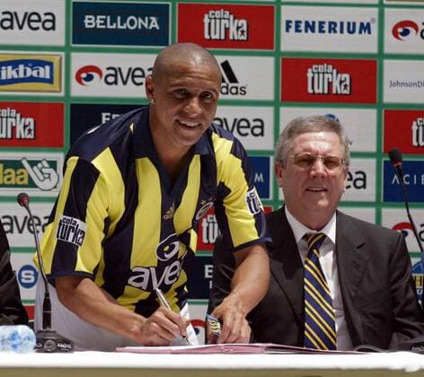 Neuzugang Roberto Carlos (li.) und Präsident Aziz Yildirim (beide Fenerbahce Istanbul) bei der Vertragsunterzeichnung -  Fußball Herren Süper Lig 2007 2008, 1. Türkische Liga, Fenerbahce Istanbul Gruppe Istanbul Fußball Herren Süper Lig 2007 2008, 1. Türkische Liga, Fenerbahce Istanbul Gruppe Istanbul