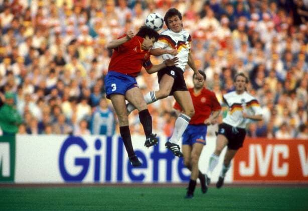 Jose Antonio Camacho (Spanien, li.) gegen Lothar Matthäus (BR Deutschland) Fußball Länderspiel Herren EM 1988, Nationalmannschaft, Nationaltrikot, Gruppe A, BRD - Spanien 2:0 Gruppe München Dynamik, Höhe, Kampf, Fußball Länderspiel Herren EM 1988, Nationalmannschaft, Nationaltrikot, Gruppe A, BRD - Spanien 2:0 Gruppe München Dynamik, Höhe, Kampf,